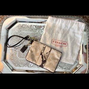 🔥Coach Wrislet🔥Beige-Metallic small monogram wrislet